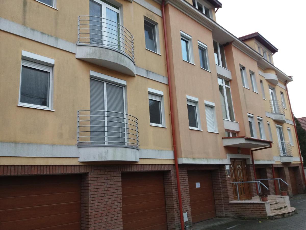 Elizabet Apartman A Belvarosban Szarvas Exterior foto